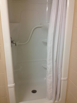 Combined shower/bathtub, free toiletries, hair dryer, towels - Residence & Conference Centre - Sudbury North (Sudbury)