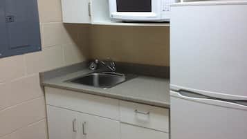 Full-sized fridge, microwave, stovetop