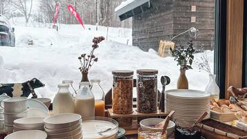 Daily full breakfast (JPY 1500 per person)