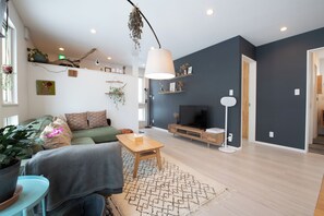 独特木屋, 无烟房 | 起居区 | 43-英寸液晶电视（配备数码频道）、电视、壁炉