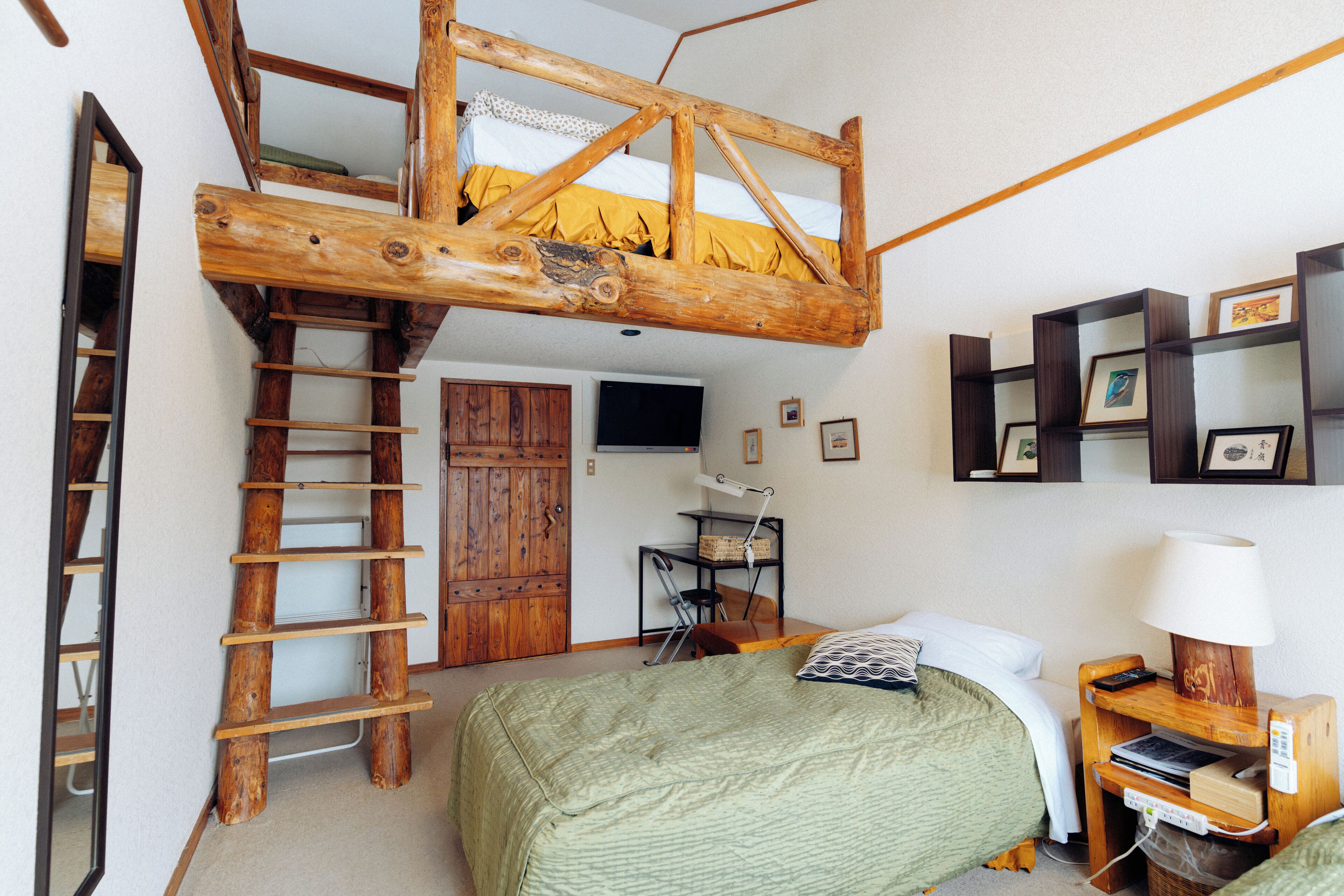 4 人部屋禁煙 | 高級寝具、羽毛の掛け布団、ピロートップベッド、デスク