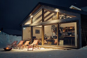 Bar (trong khuôn viên)