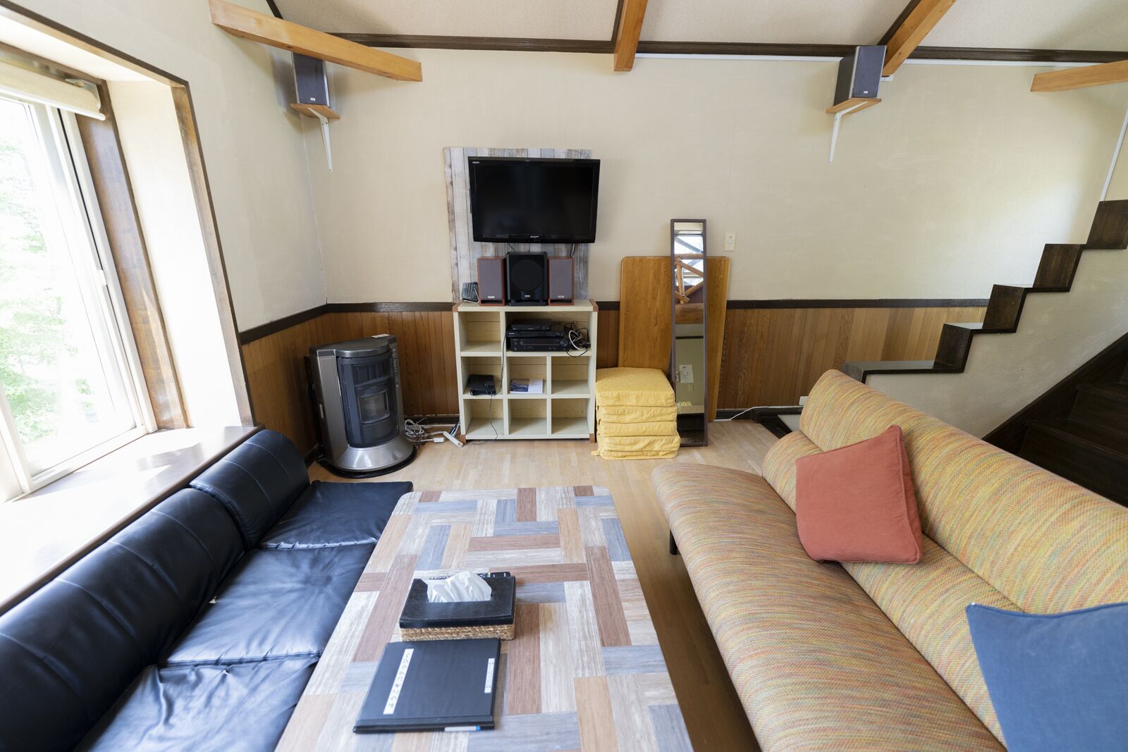 Un espacio de sala acogedor con un sofá, una mesa de centro, un televisor y una chimenea.