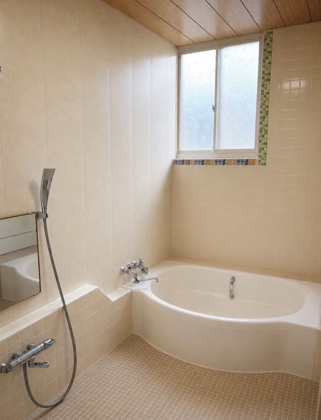Un baño con bañera, ducha, espejo y ventana con vidrio esmerilado.