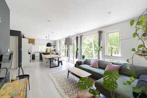 Nhà gỗ Exclusive, không hút thuốc | Bộ đồ giường cao cấp, chăn bông, nệm có lớp đệm bông, bàn 