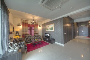 32-inch LCD TV with cable channels, TV, DVD player - Arenaa Deluxe Boutique Hotel (Malacca City)