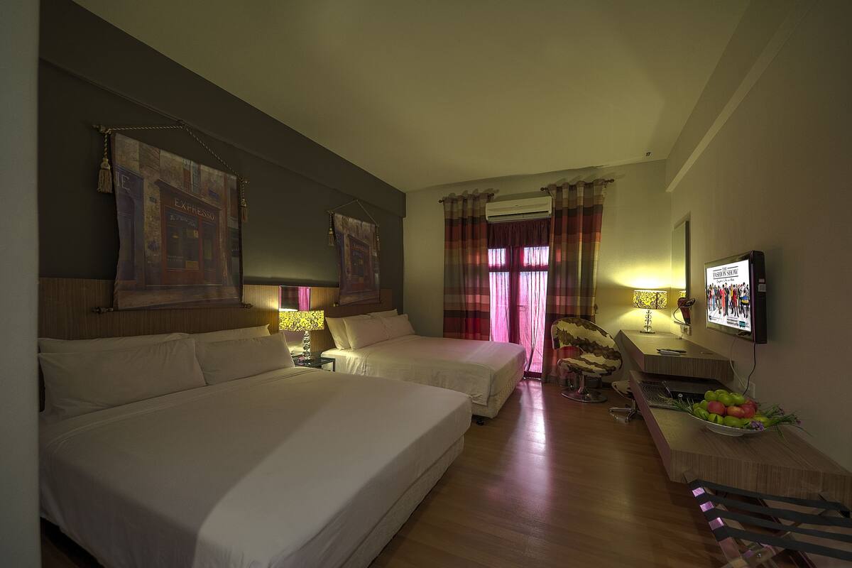 In-room safe, WiFi (free), bed sheets