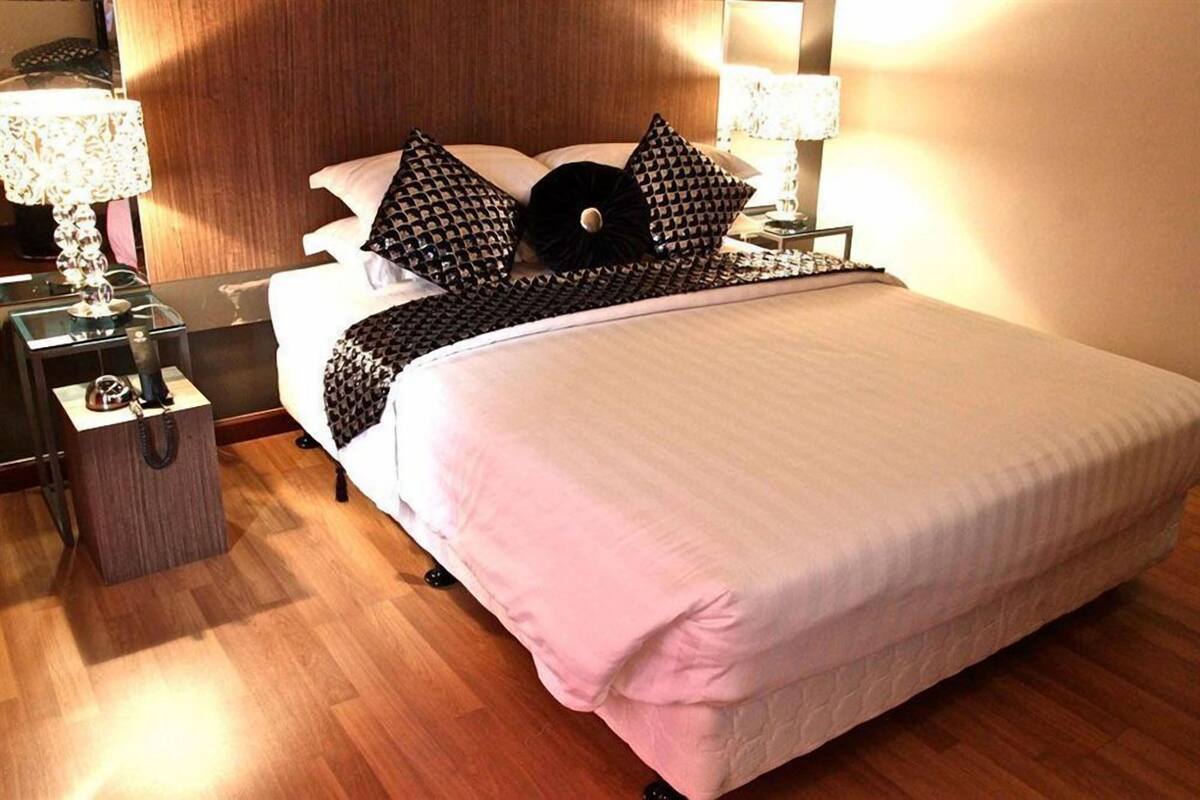 In-room safe, WiFi (free), bed sheets