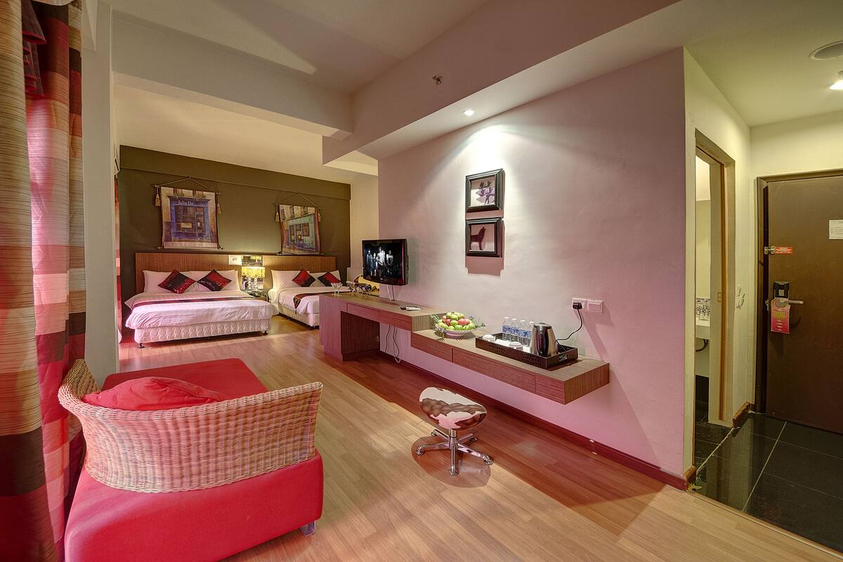 In-room safe, WiFi (free), bed sheets