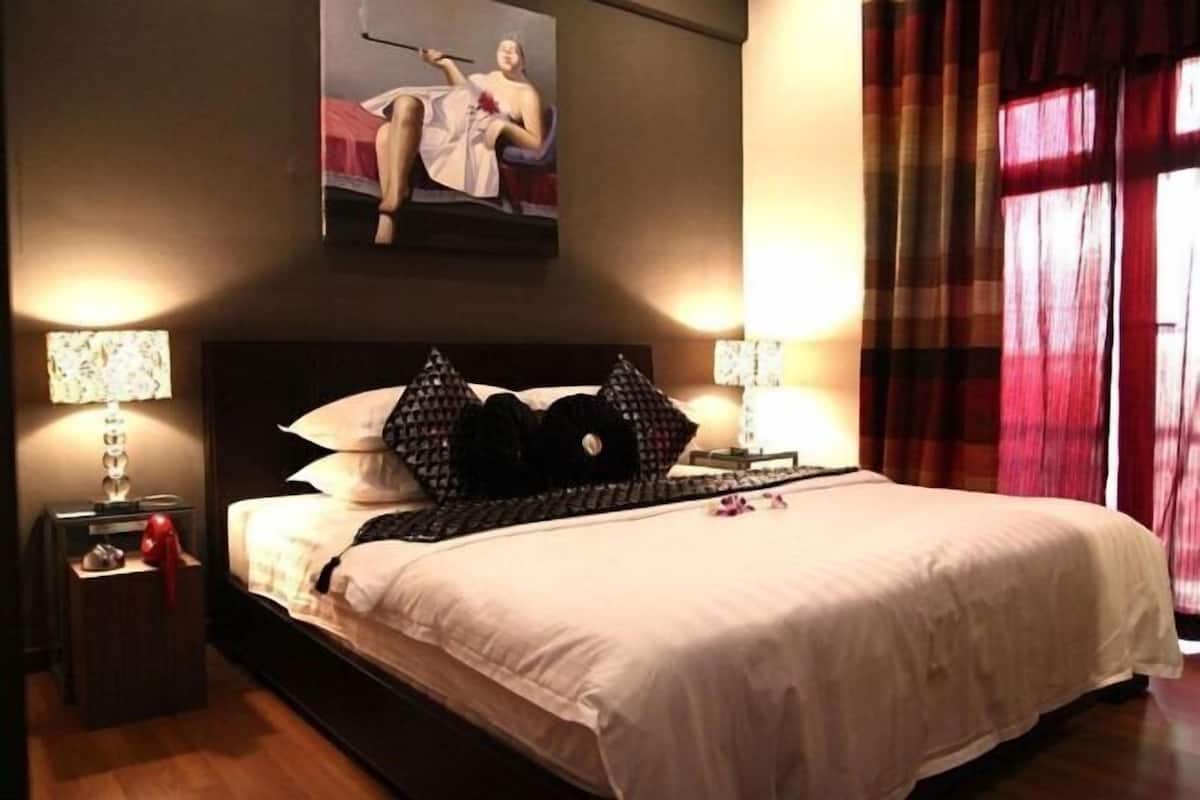In-room safe, free WiFi, bed sheets