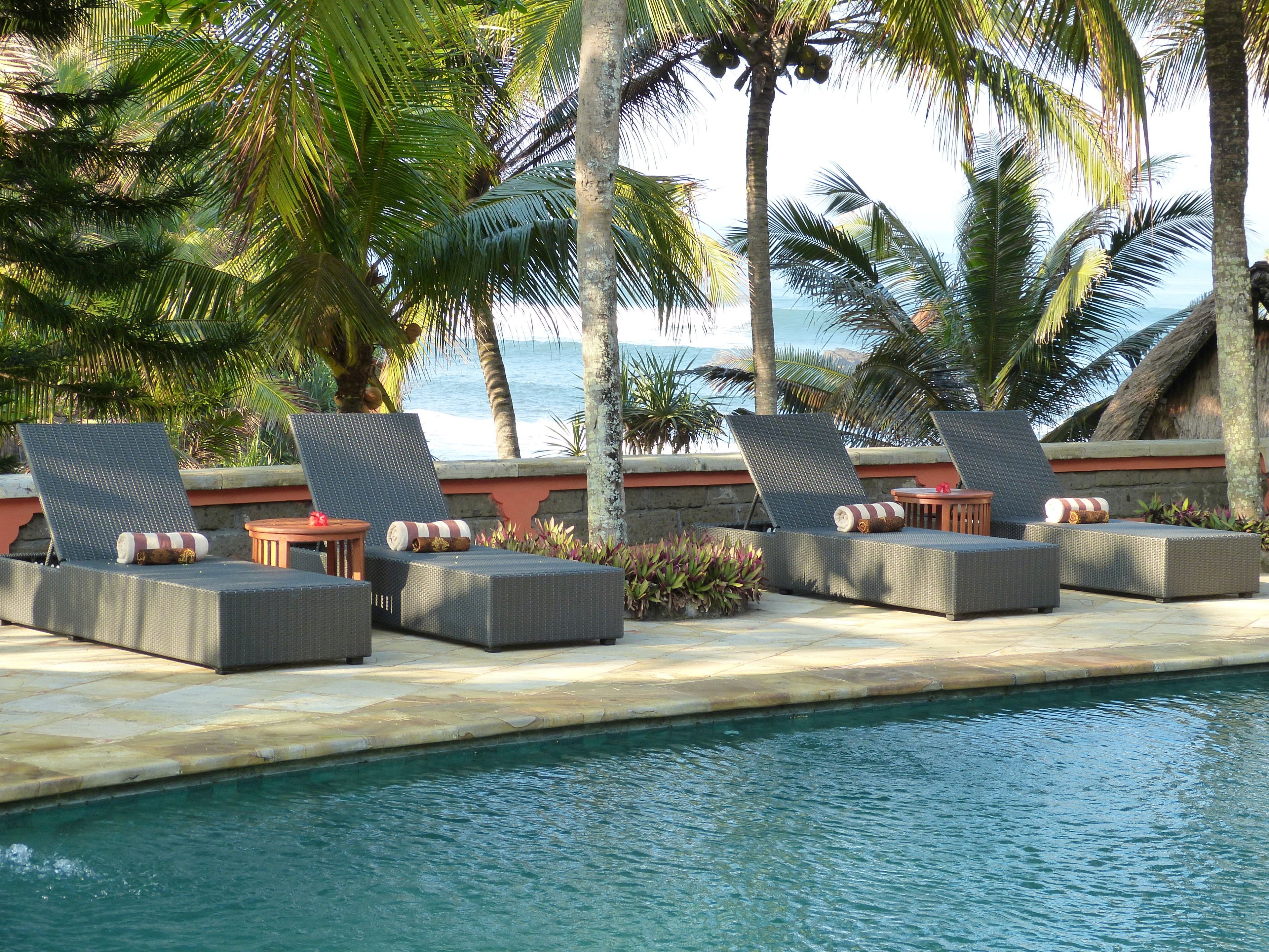 室外游泳池，08:00 至 19:00 开放，池畔遮阳伞，日光浴躺椅