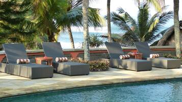 Außenpool, geöffnet von 08:00 Uhr bis 19:00 Uhr, Sonnenschirme