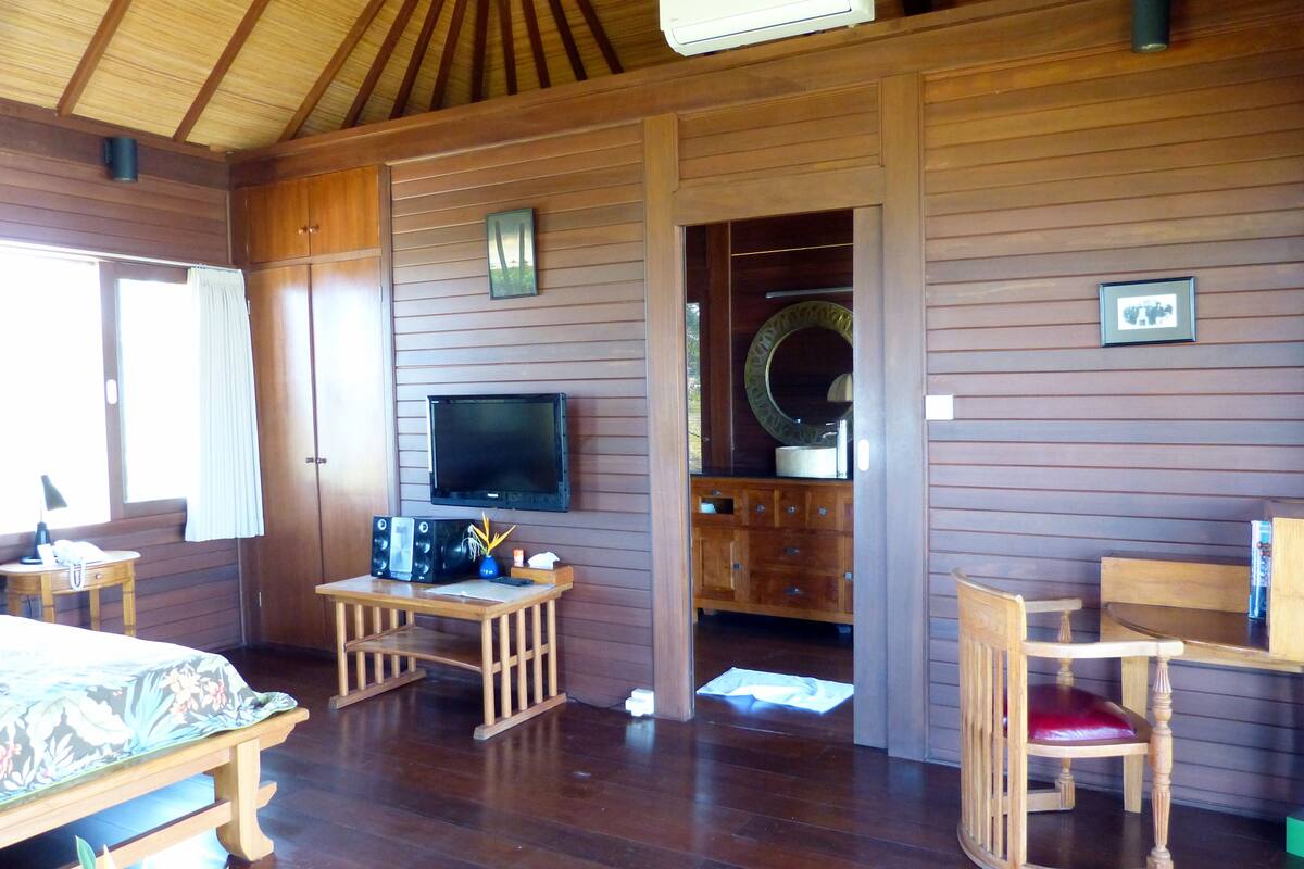 honeymoon suite | minibar, in-room safe, desk, blackout curtains