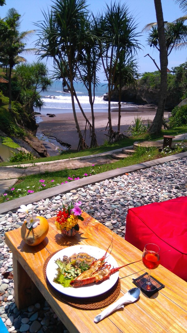 Se sirven desayunos, comidas y cocina internacional con vista al jardín