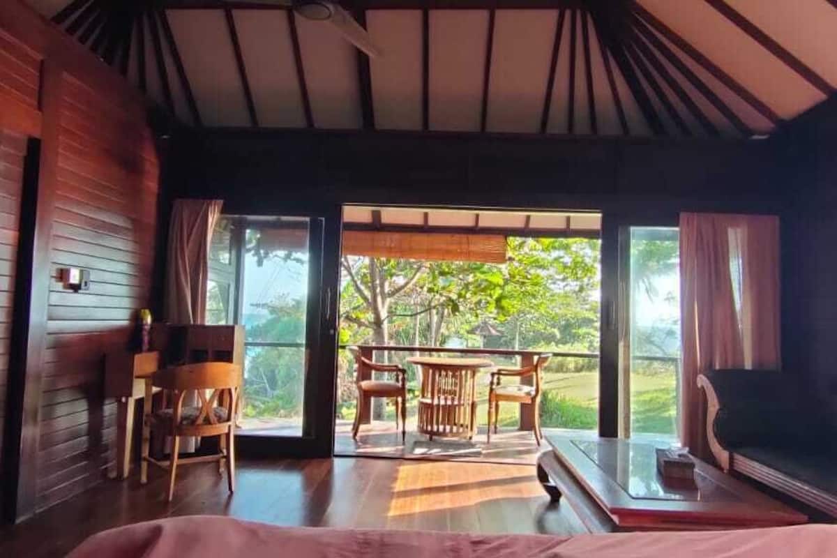 honeymoon suite | minibar, in-room safe, desk, blackout curtains