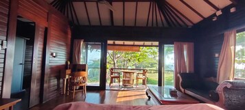 Minibar, caja de seguridad en la habitación y escritorio 