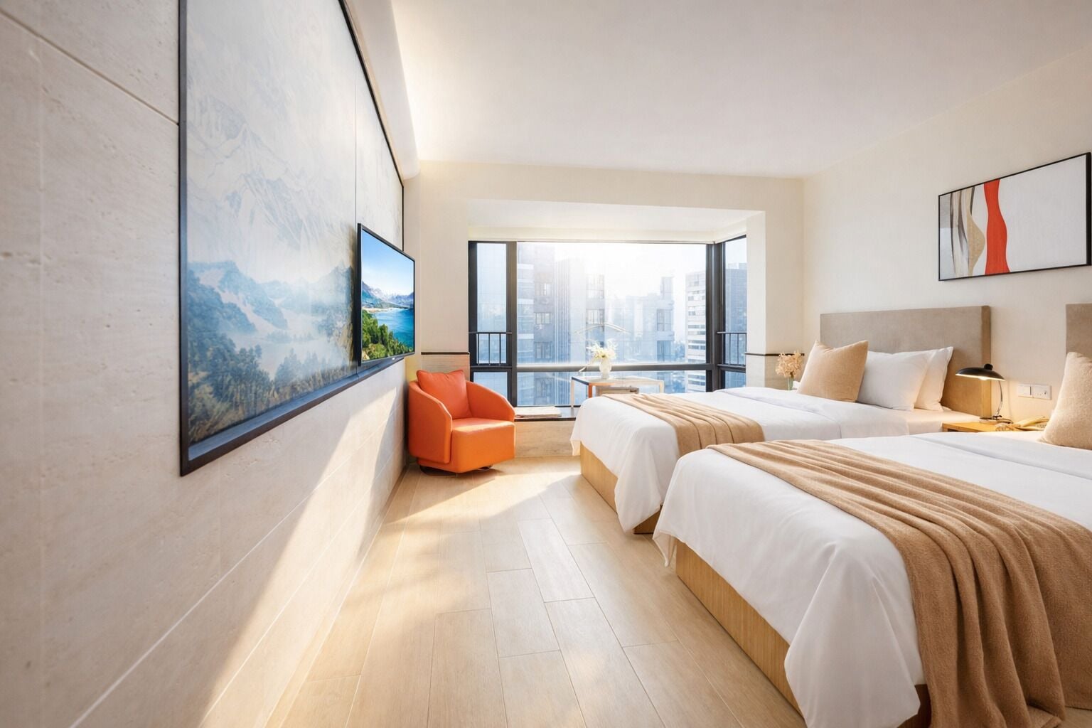 Een moderne hotelkamer met twee bedden, een groot raam met uitzicht over de stad, een hangend schilderij en een kleine oranje fauteuil.
