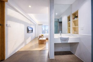 Superior Double Room | Peralatan tempat tidur premium, peti besi dalam bilik 
