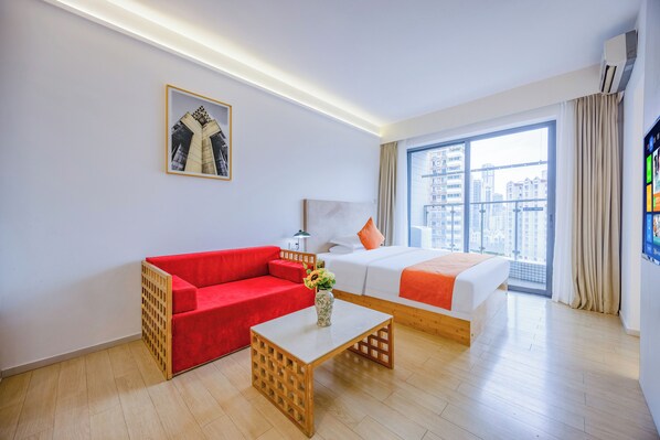 Balcony King Room | Hochwertige Bettwaren, Zimmersafe, individuell dekoriert