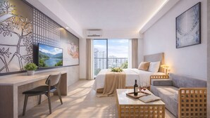Una habitación de hotel moderna con una cama grande, un escritorio con silla, un sofá y una mesa de centro. Se ve una ventana con vistas a edificios y un cuadro en la pared.