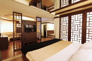 Regular Suite (Queen Bed Thematic) | Minibar, free WiFi, bed sheets - Victoria Court North EDSA - Caloocan (Caloocan)