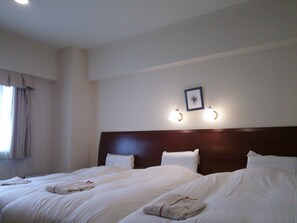 Desk, blackout drapes, iron/ironing board, free WiFi - Hotel Sun Queen (Naha)