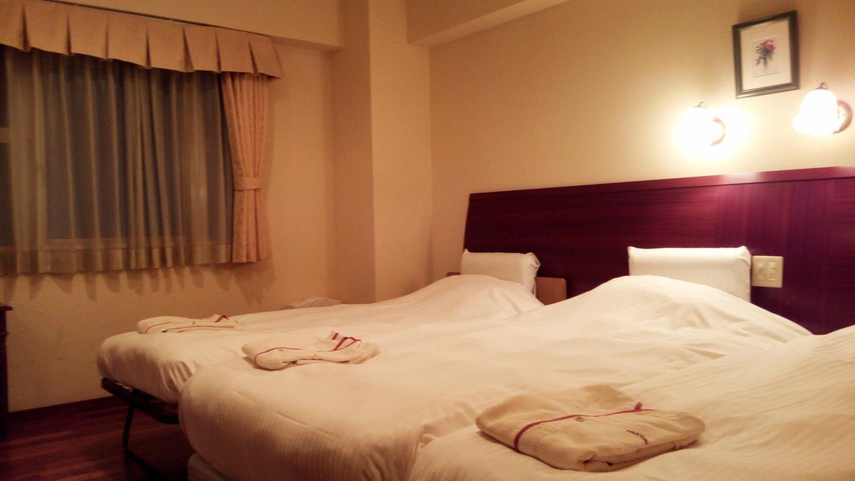 Escritorio, cortinas opacas, tabla de planchar con plancha y wifi gratis