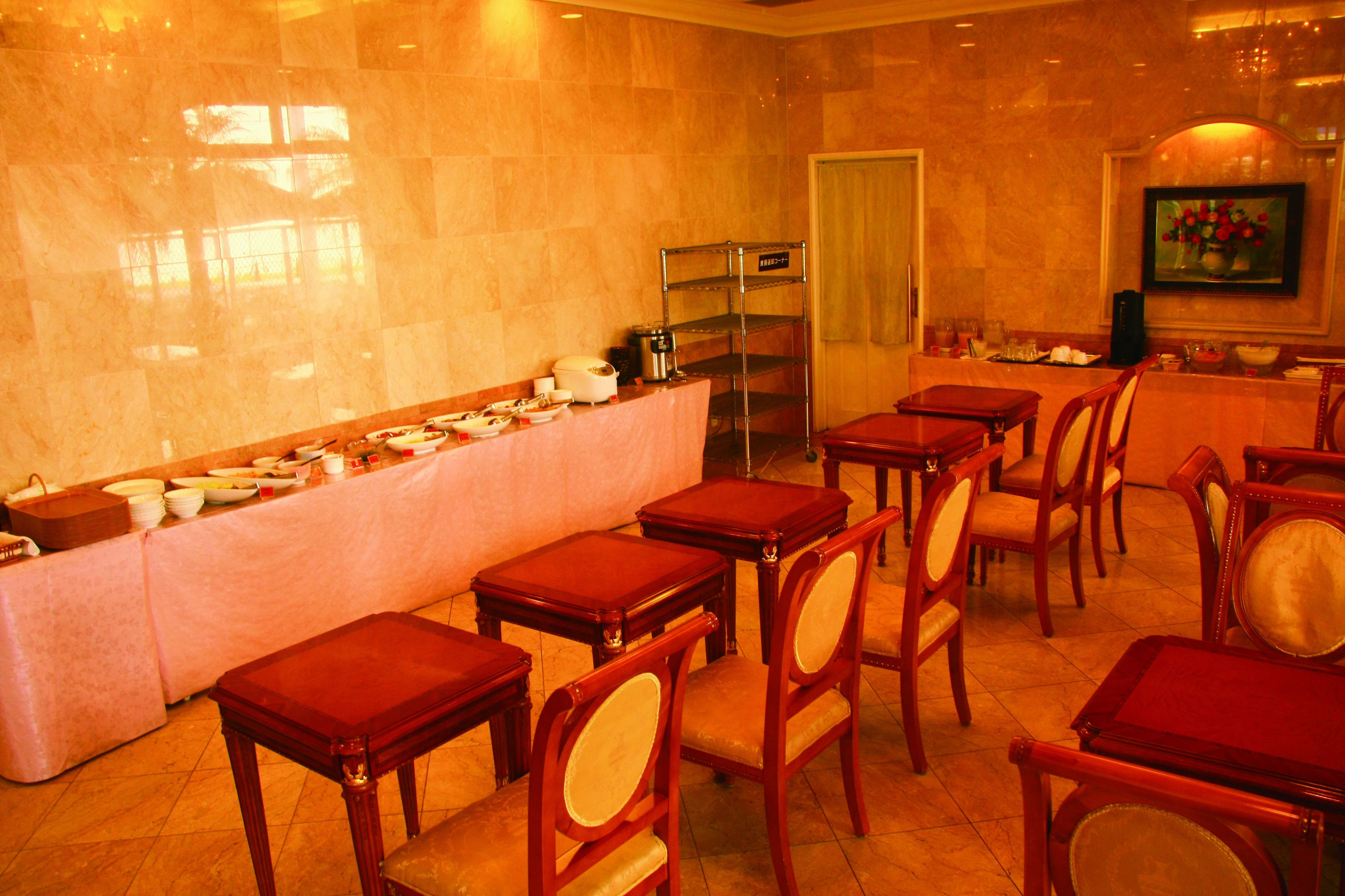 Daily buffet breakfast (JPY 1100 per person)