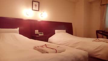 Escritorio, cortinas opacas, tabla de planchar con plancha y wifi gratis