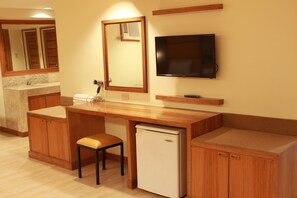 Standard-Vierbettzimmer, 1 Schlafzimmer | Zimmersafe, Zustellbetten, kostenloses WLAN