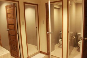 Shower, free toiletries, hair dryer, towels - Pinoy Pamilya Hotel (Pasay)