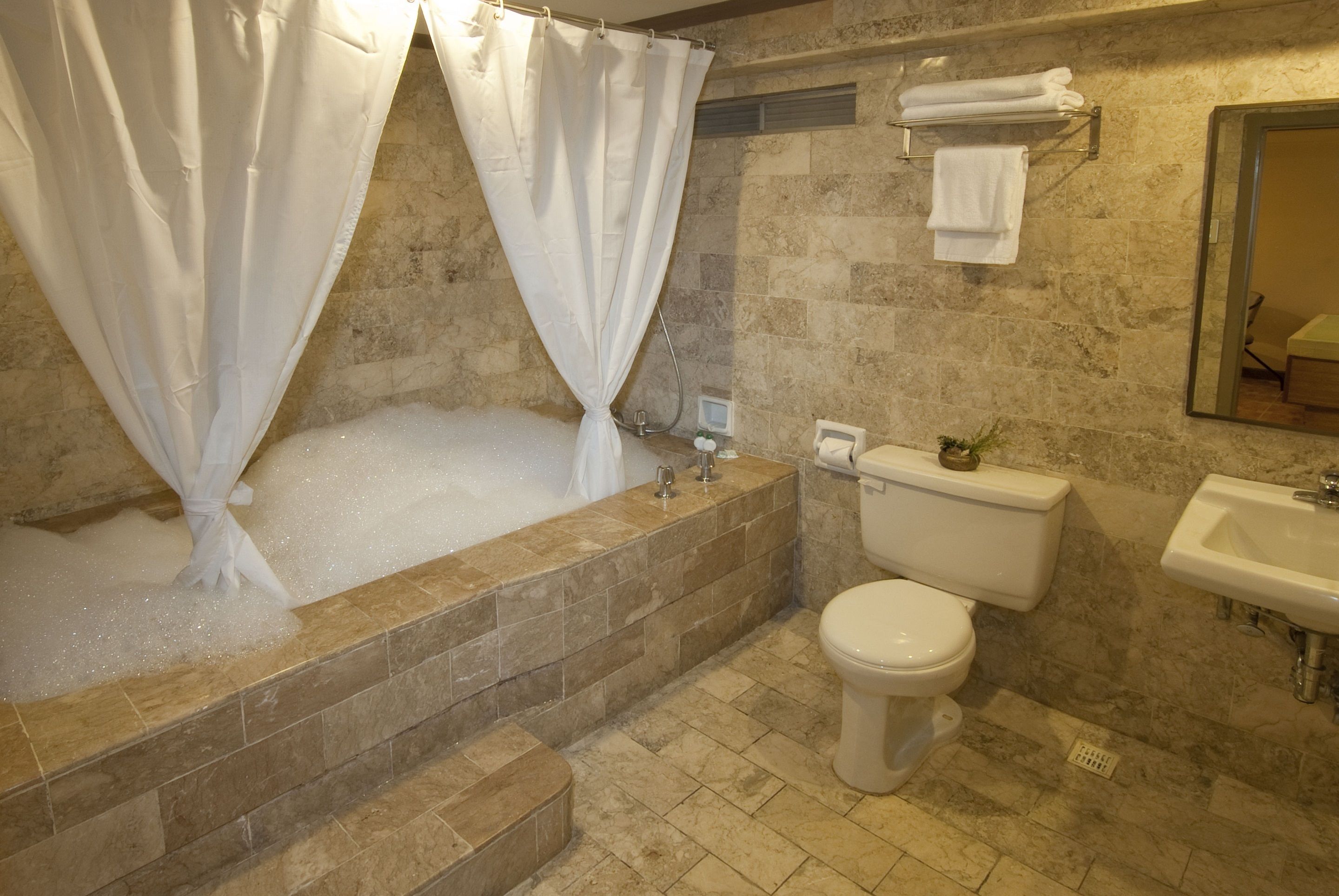Dusche, kostenlose Toilettenartikel, Haartrockner, Handtücher
