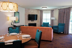 Appartamento Superior, 1 camera da letto | Area soggiorno | TV a schermo piatto 40 pollici con canali via cavo, TV, caminetto