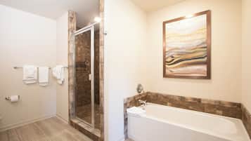 Superior appartement, 1 slaapkamer | Badkamer met douche