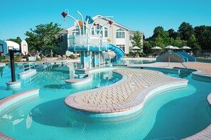 屋内プール、季節限定屋外プール、営業時間 10:00 ～ 22:00、プール パラソル、サンラウンジャー