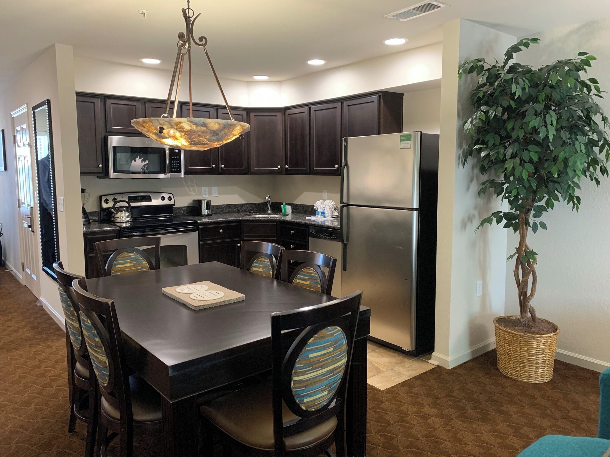 Grand réfrigérateur, micro-ondes, four, plaque de cuisson