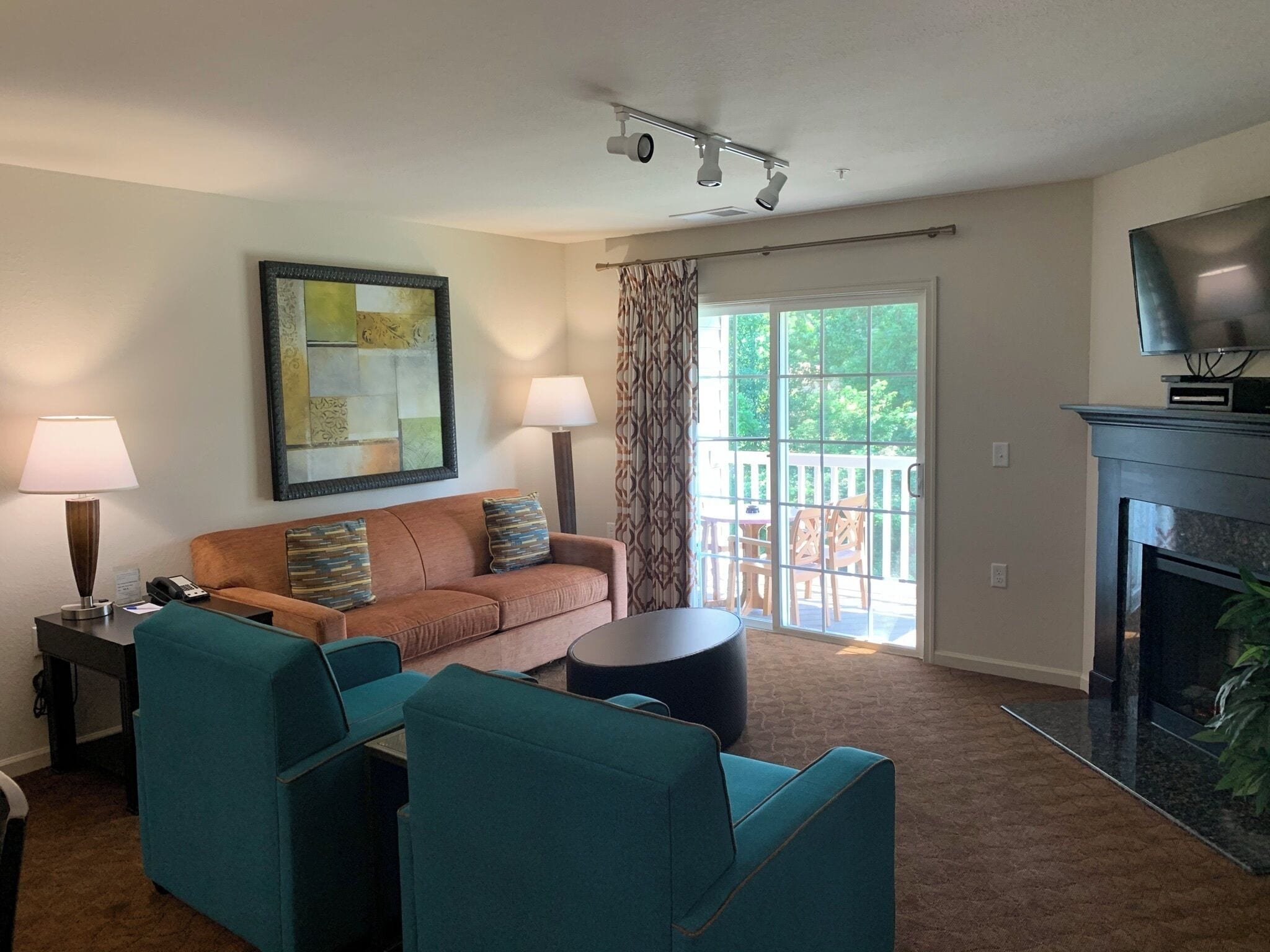 Télévision à écran plat de 40 pouces avec chaînes par câble, télévision