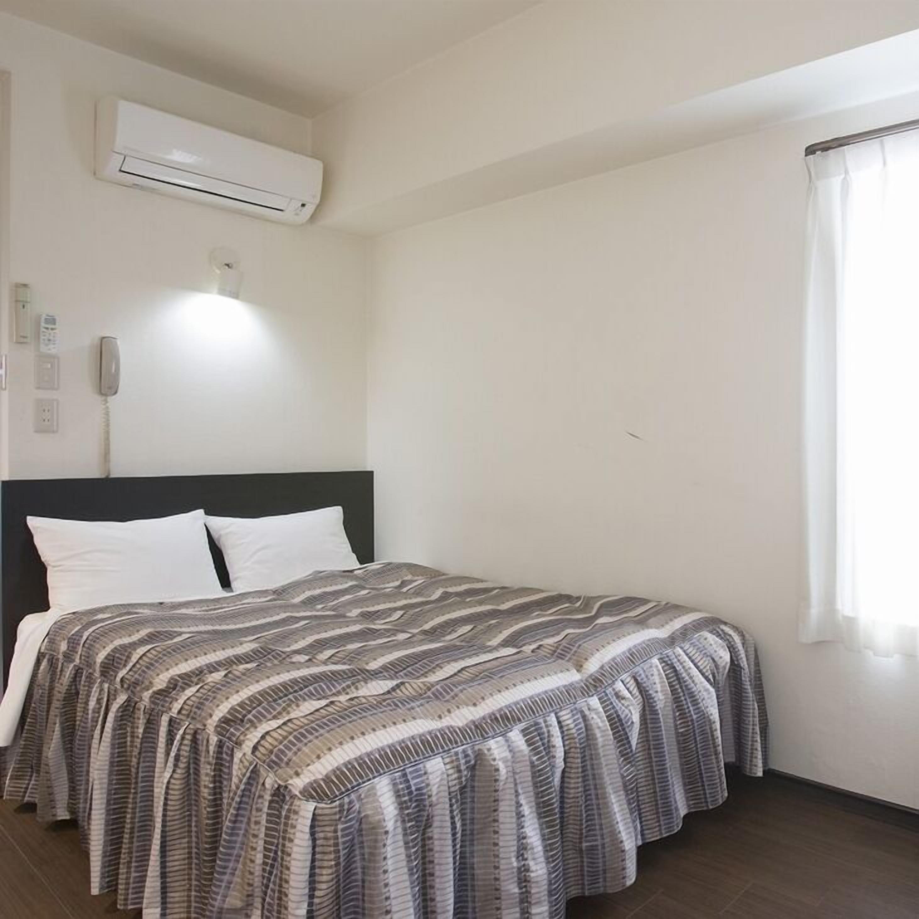 Tabla de planchar con plancha, wifi gratis y ropa de cama 