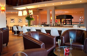 2 restaurants; breakfast, lunch, and dinner served