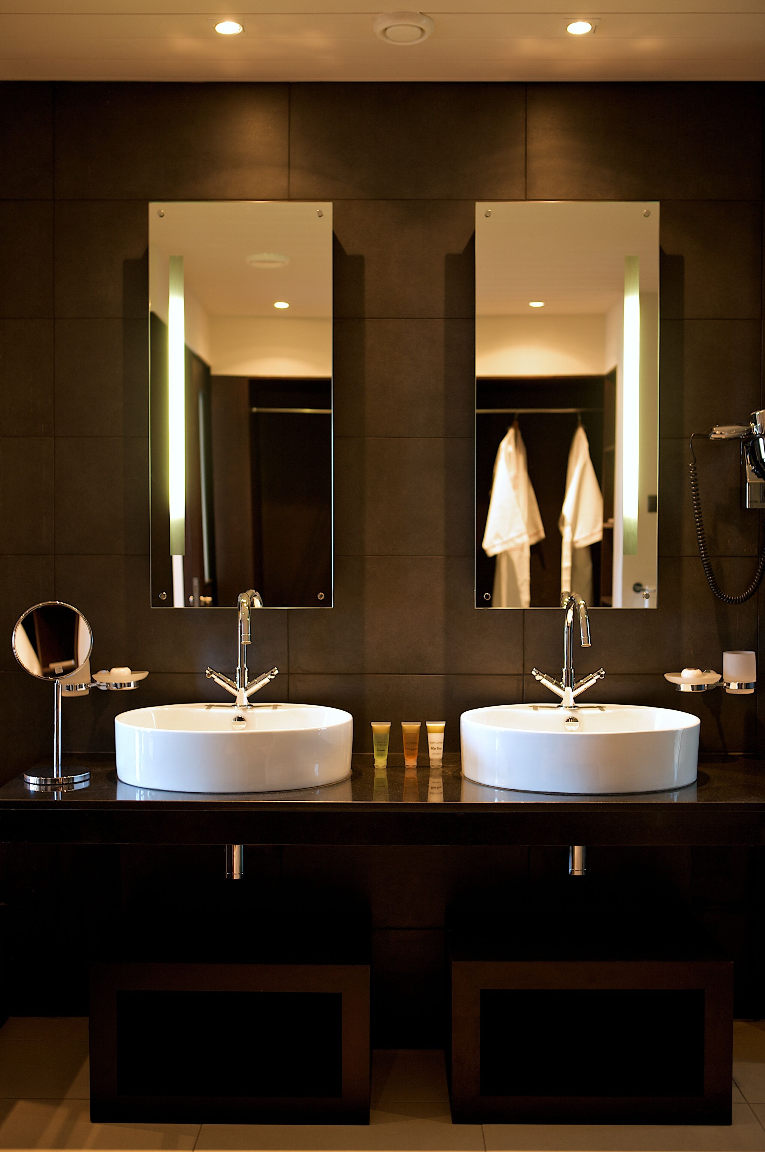 combined shower/bathtub, free toiletries, hair dryer, slippers