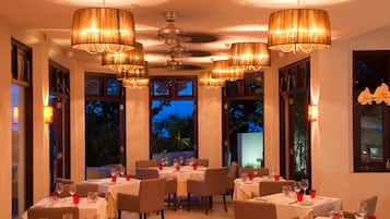 2 restaurants, serveren ontbijt