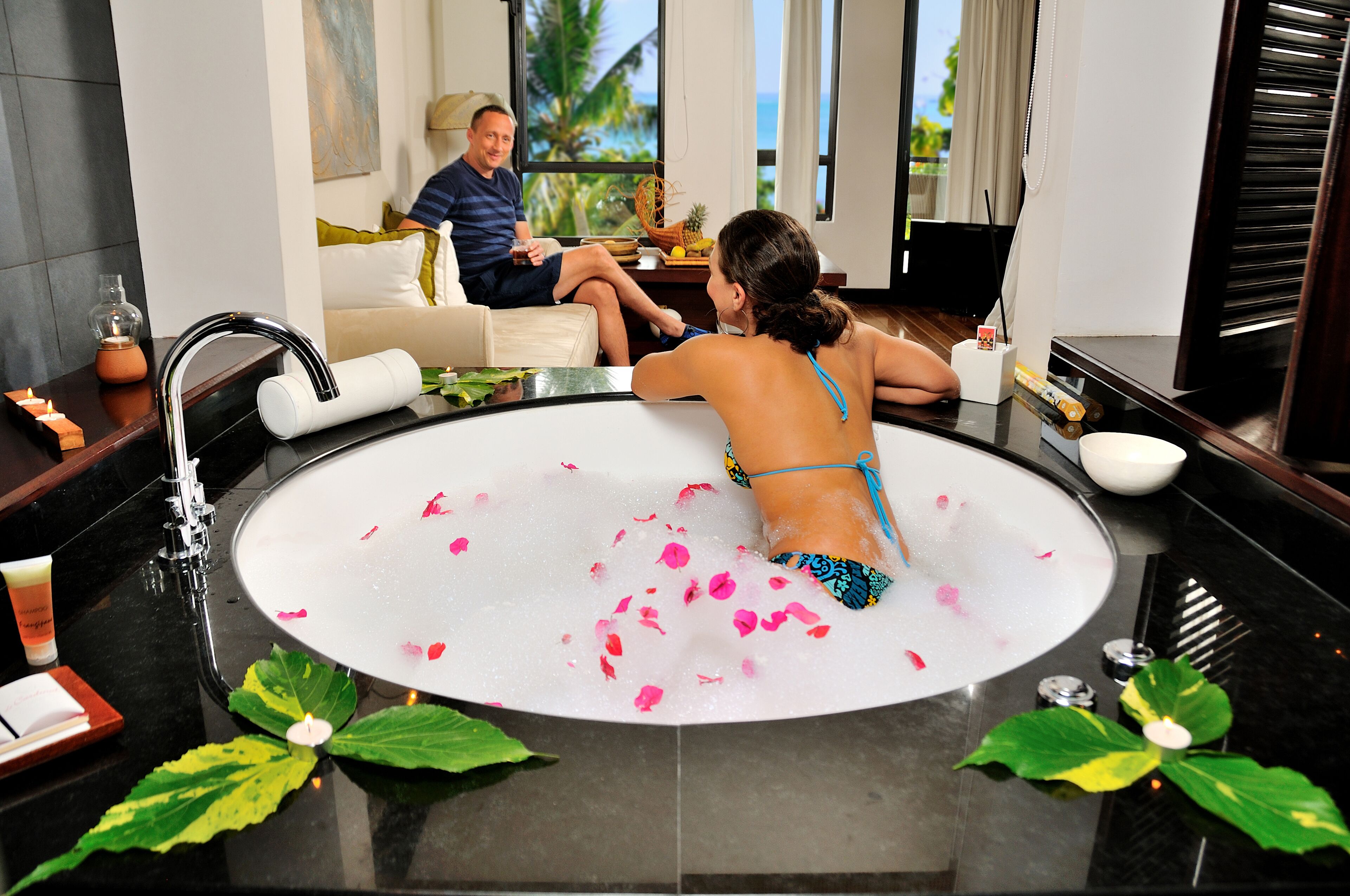 penthouse | bathroom | combined shower/bathtub, free toiletries, hair dryer, slippers