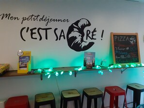 Dagelijks ontbijtbuffet (EUR 8.90 per persoon)