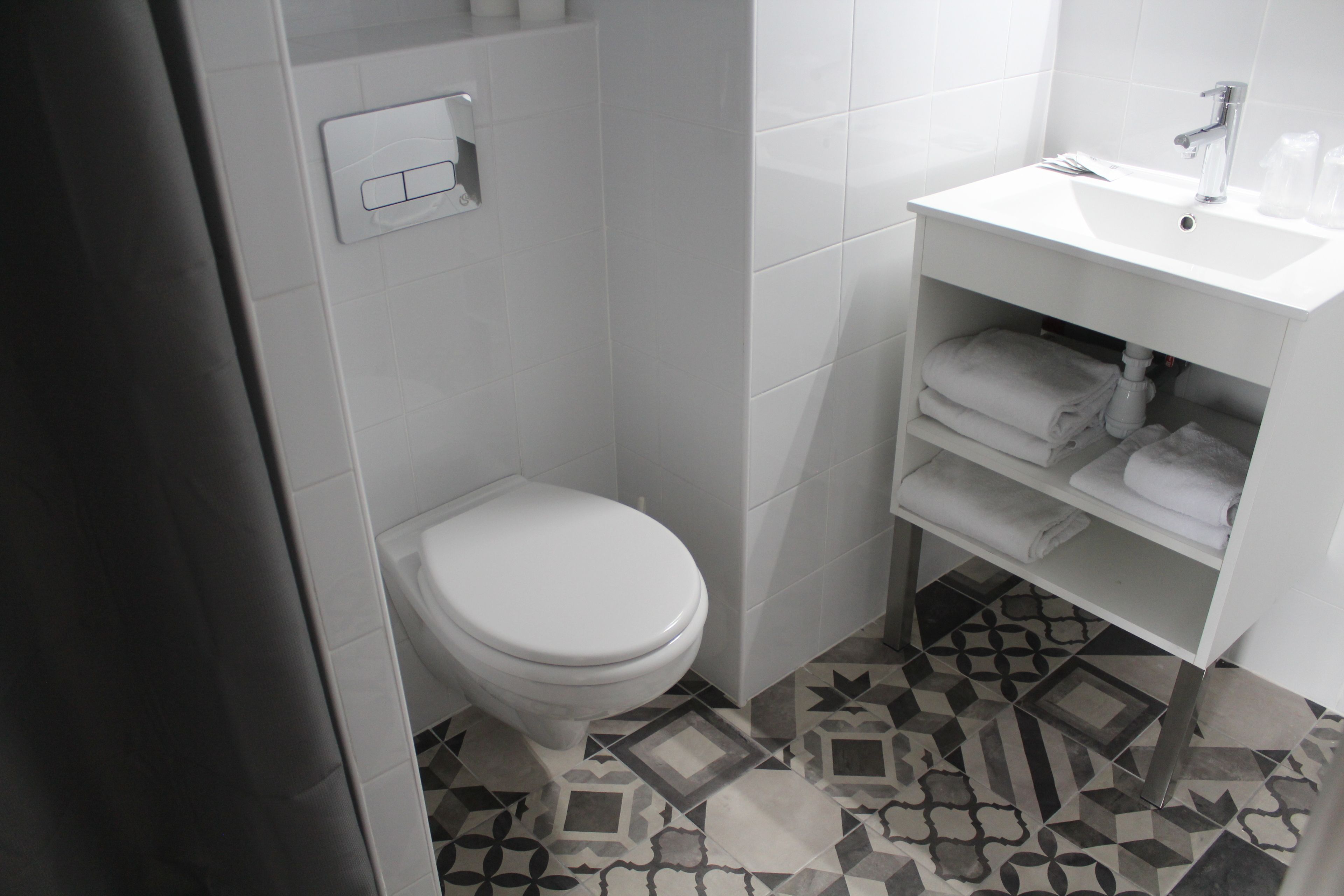 shower, free toiletries, towels