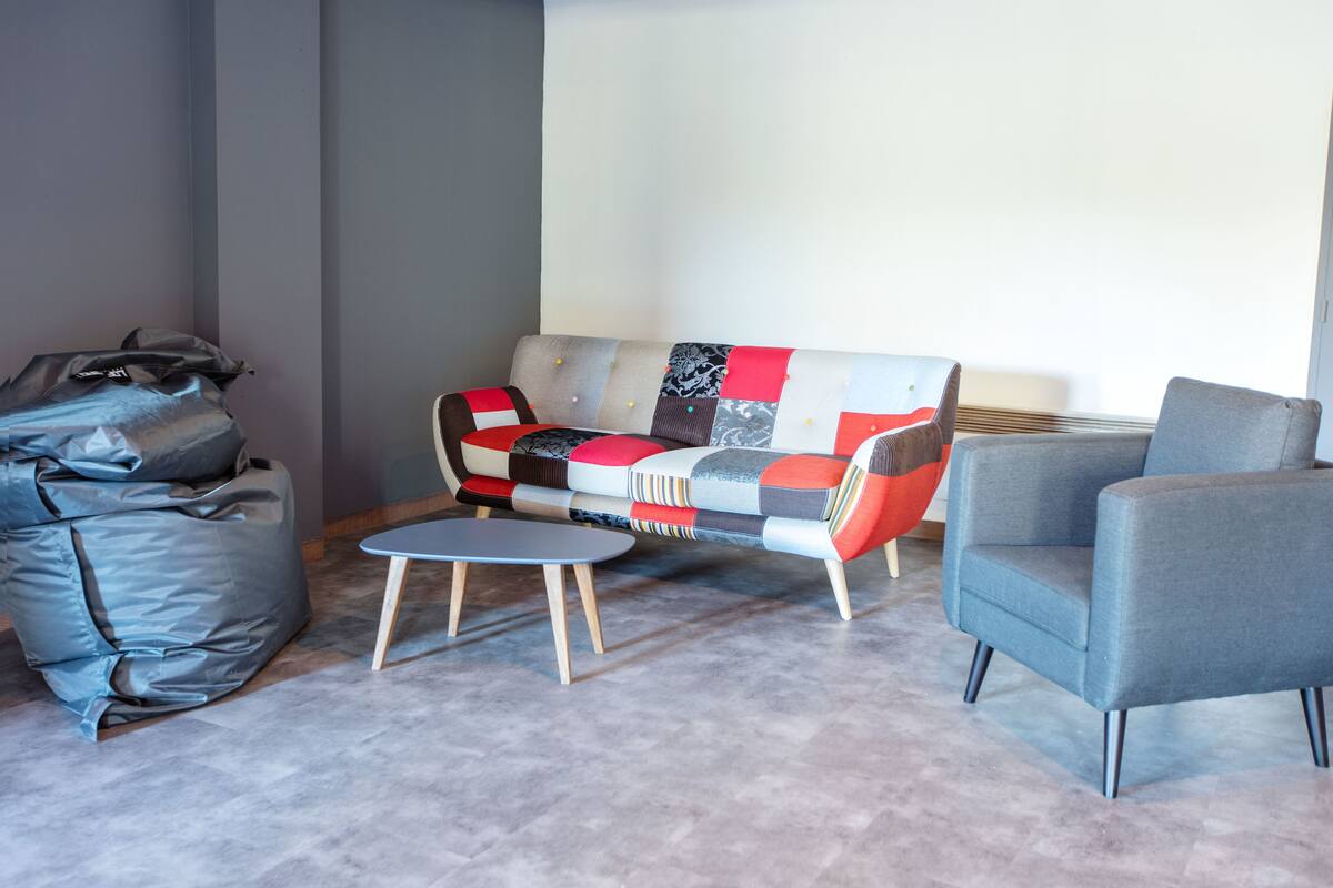 32-inch flat-screen tv with digital channels, tv