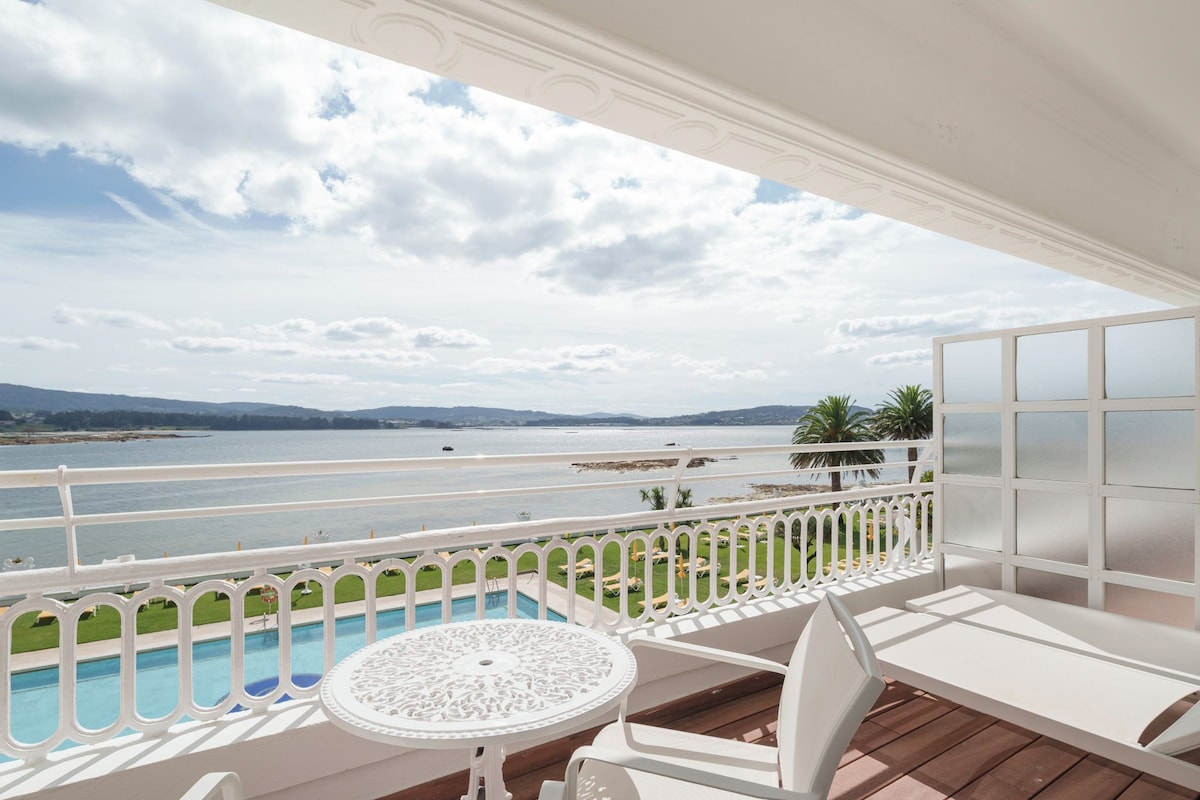 Grand Deluxe with sea view | Minibar (con algunos artículos gratuitos), caja fuerte, escritorio