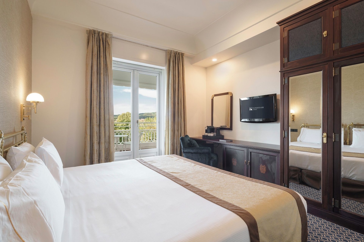 Habitación doble, vistas al jardín (Spa Access) | Minibar (con algunos artículos gratuitos), caja fuerte, escritorio