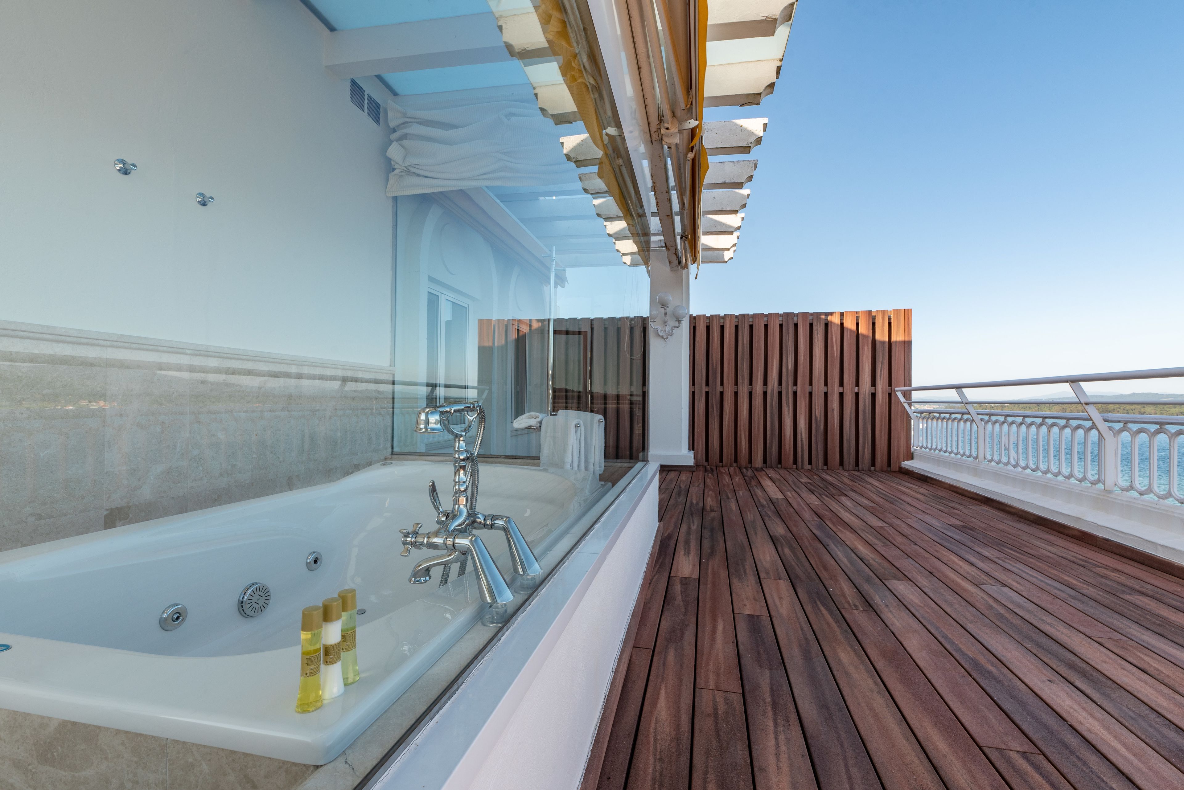 Sauna, sources chaudes/minérales, hammam, soins corporels, bains de boue