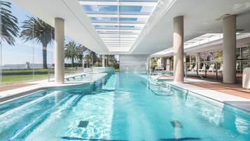 Inomhuspool, utomhuspool och solstolar