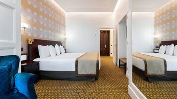 Minibar (con algunos artículos gratuitos), caja fuerte, escritorio